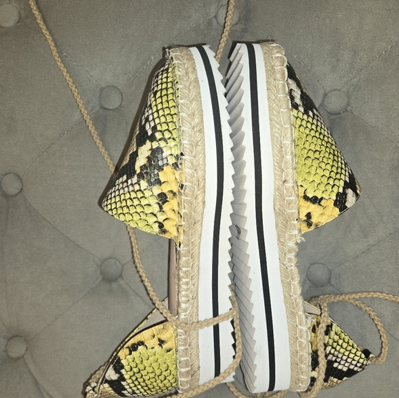 JLo Jennifer Lopez yellow beige snakeskin wedge espadrilles sandals shoes 8M - Picture 4 of 5